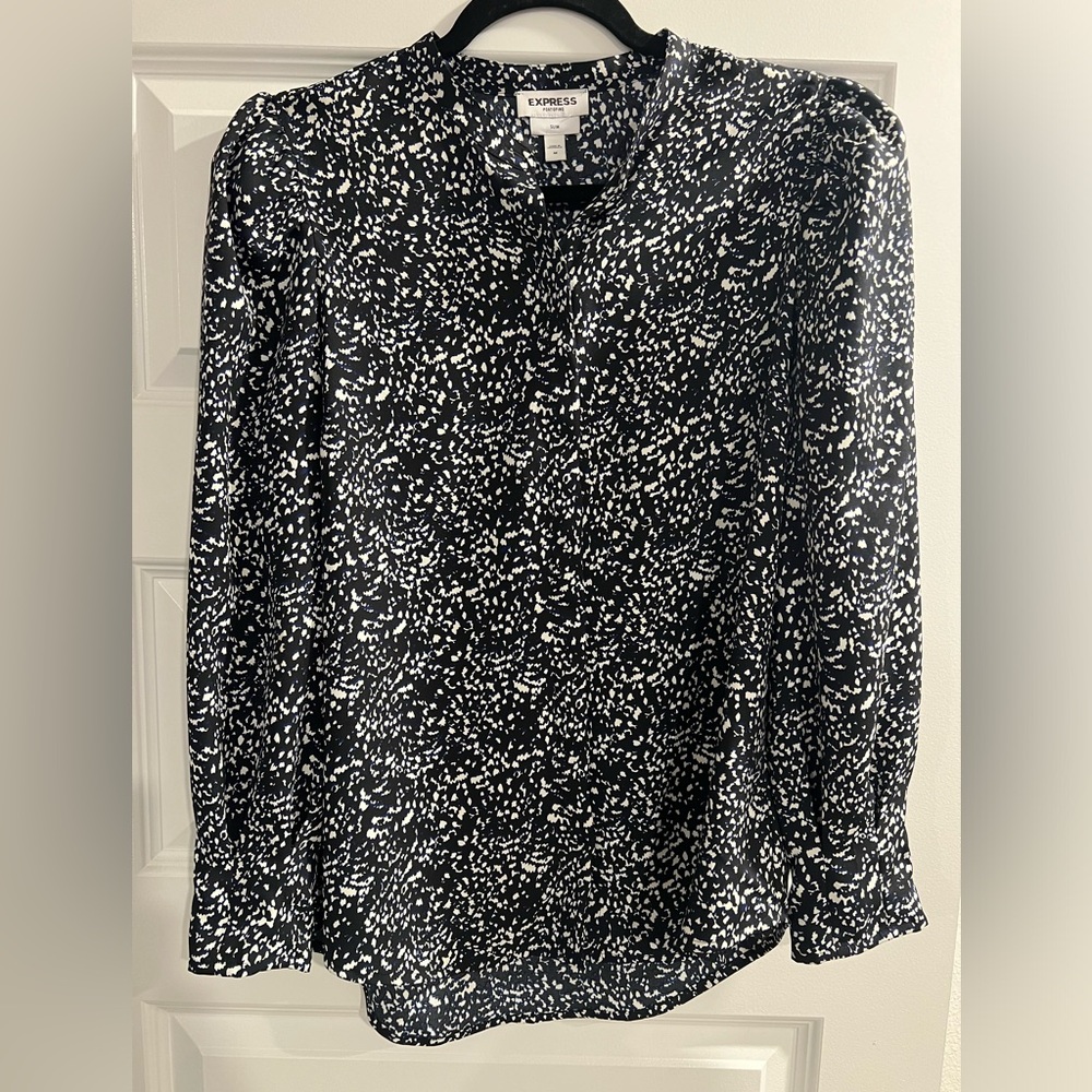 Beautiful puff sleeve Express portofino slim fit blouse. Size medium